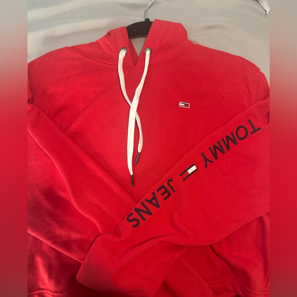 Tommy Hilfiger- women’s cropped sweatshirt